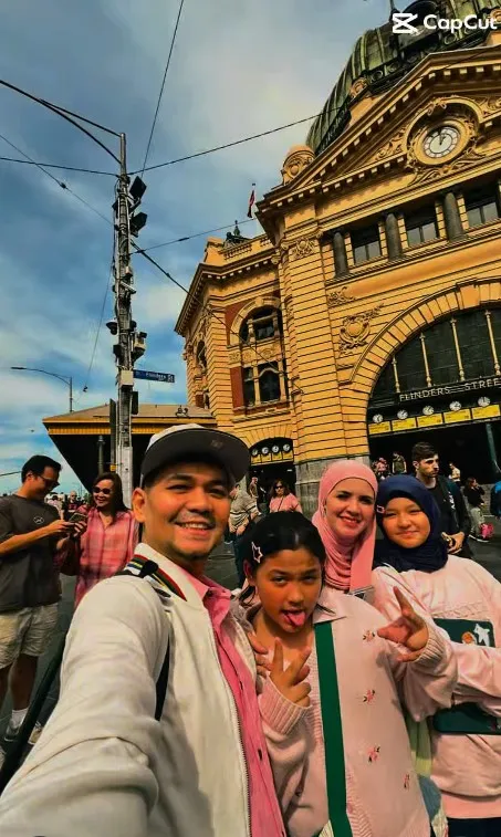 Kebahagiaan Indra Bekti dengan Istri dan Kedua Putrinya (cr:Instagram.com/indrabekti)