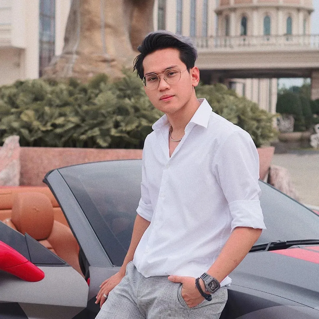 Indra Kenz pakai kacamata © instagram.com/indrakenz