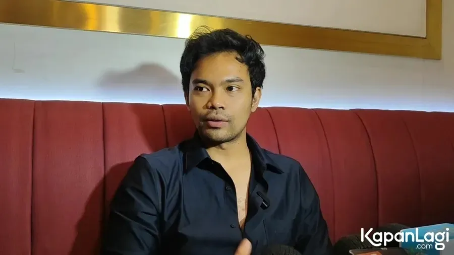 Insanul Fahmi duduk di sofa merah Â© KapanLagi.com/Fikri Alfi Rosyadi