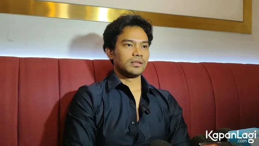 Insanul Fahmi pakai kemeja hitam © KapanLagi.com/Fikri Alfi Rosyadi