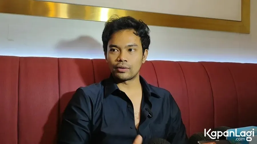 Insanul Fahmi pakai kemeja © KapanLagi.com/Fikri Alfi Rosyadi