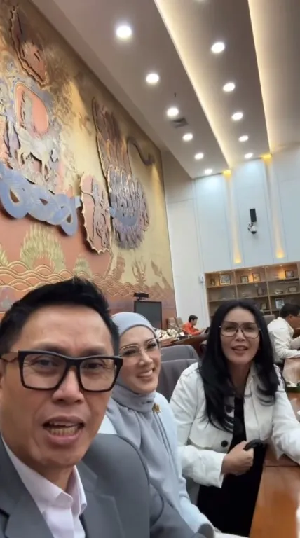 Rieke Diah Pitaloka: Viona Suamimu, Hati-Hati!