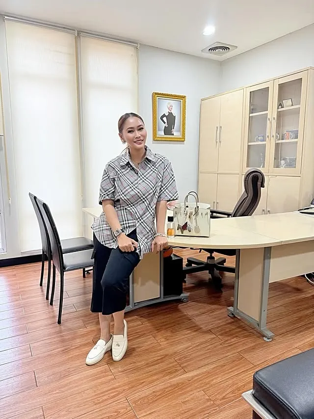 Inul Daratista di kantor © instagram.com/inul.d