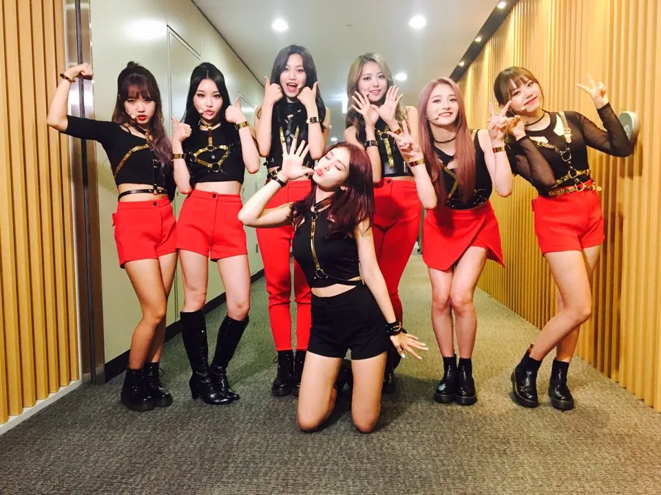 baju merah hitam/X @ioi_official_