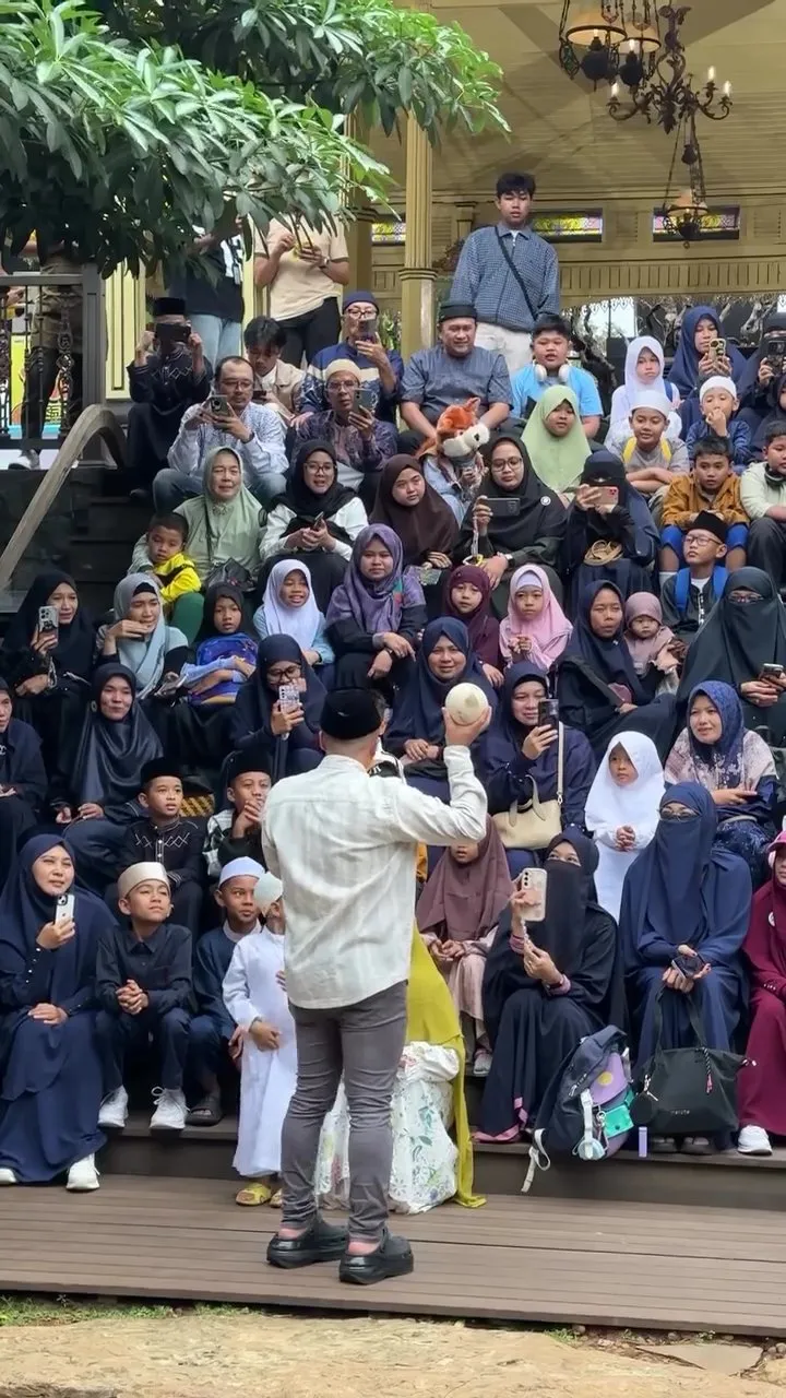 Irfan Hakim menyapa anak-anak saat bukber di rumahnya(credit: Instagram.com/irfanhakim75/)