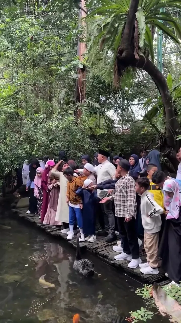Irfan Hakim dampingi anak-anak hafidz Qur'an menjelajah aviary (credit: Instagram.com/irfanhakim75/)