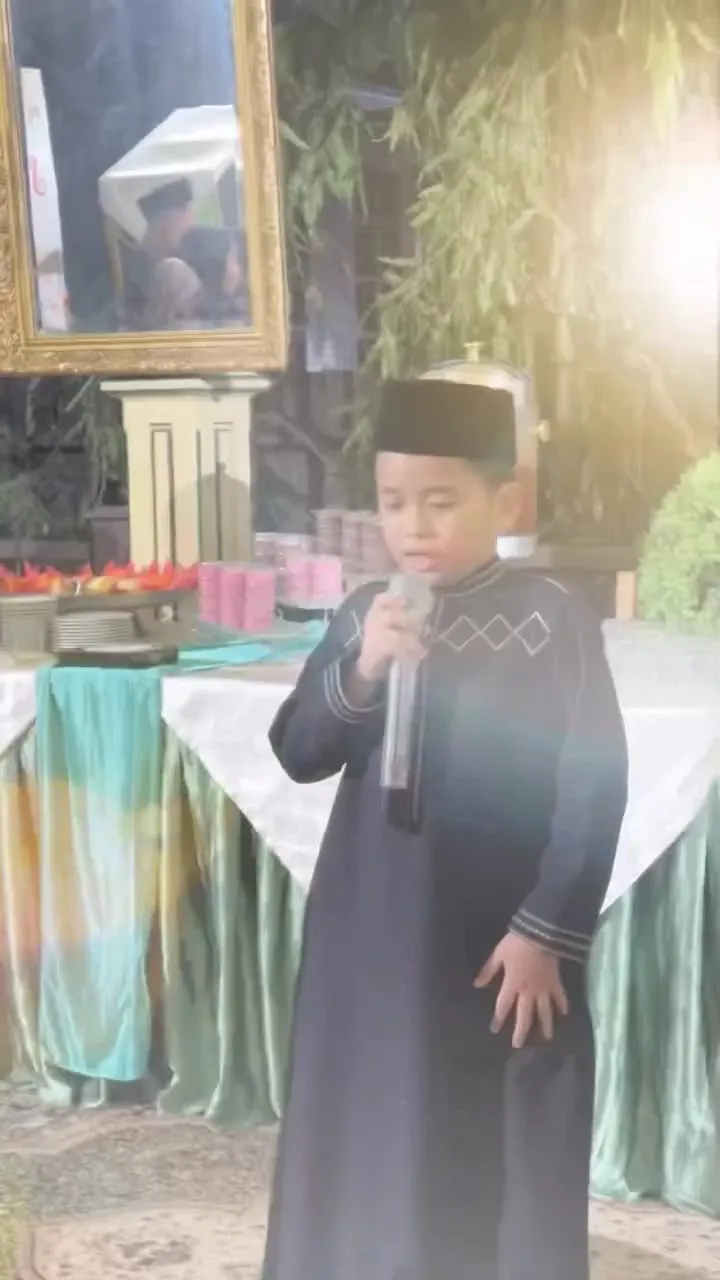 Seorang Hafidz Cilik mengumandangkan adzan (credit: Instagram.com/irfanhakim75/)