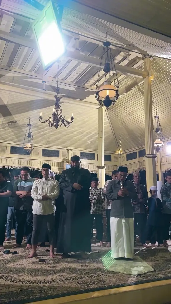 Irfan Hakim salat berjamaah dengan tamu undangan di rumahnya (credit: Instagram.com/irfanhakim75/)