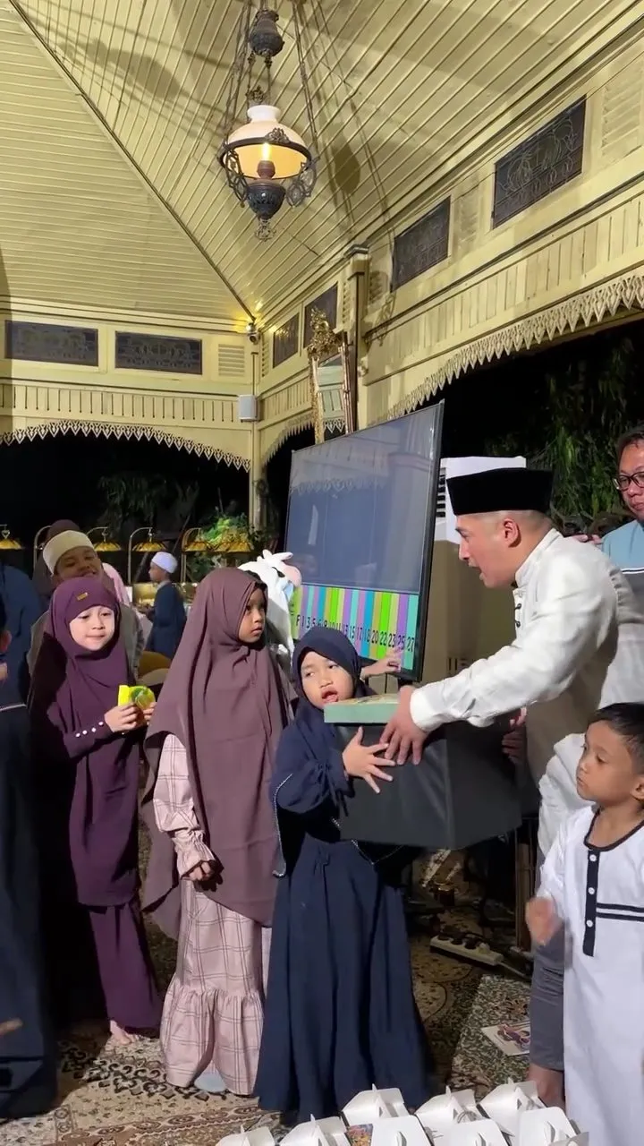 Irfan Hakim beri bingkisan untuk anak-anak (credit: Instagram.com/irfanhakim75/)