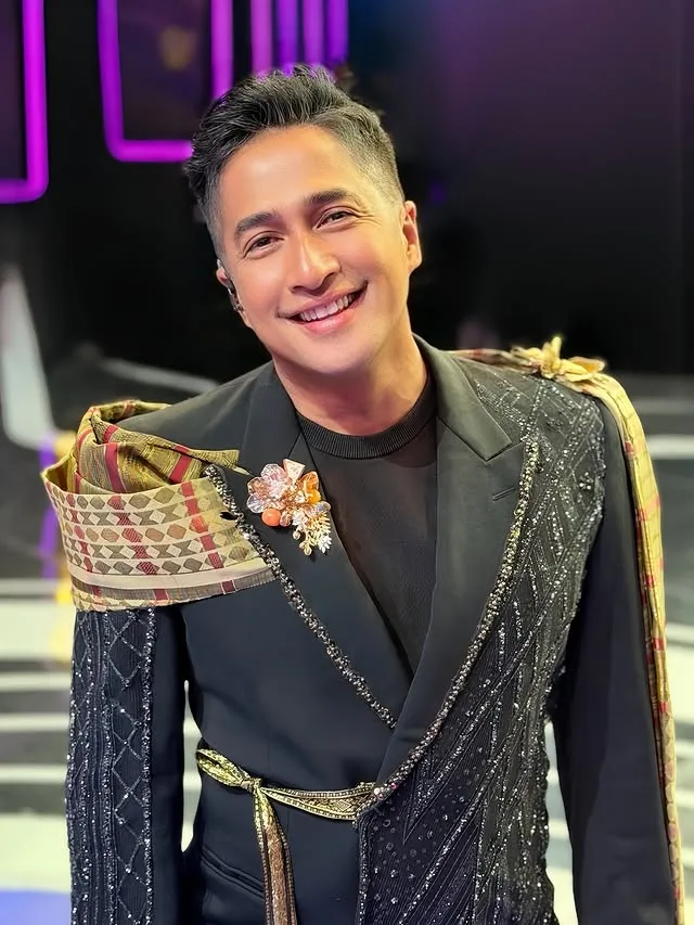 Irfan Hakim pakai jas hitam aksen emas © instagram.com/irfanhakim75