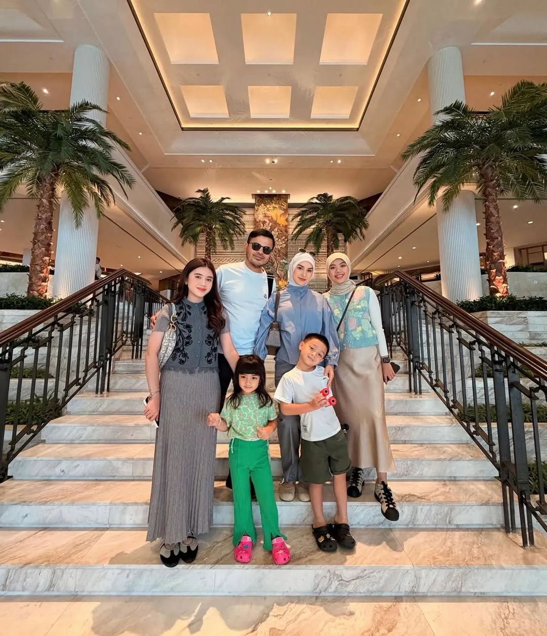 Irish Bella Bersama Suami dan Anak-anak (cr:instagram.com/_irishbella_)