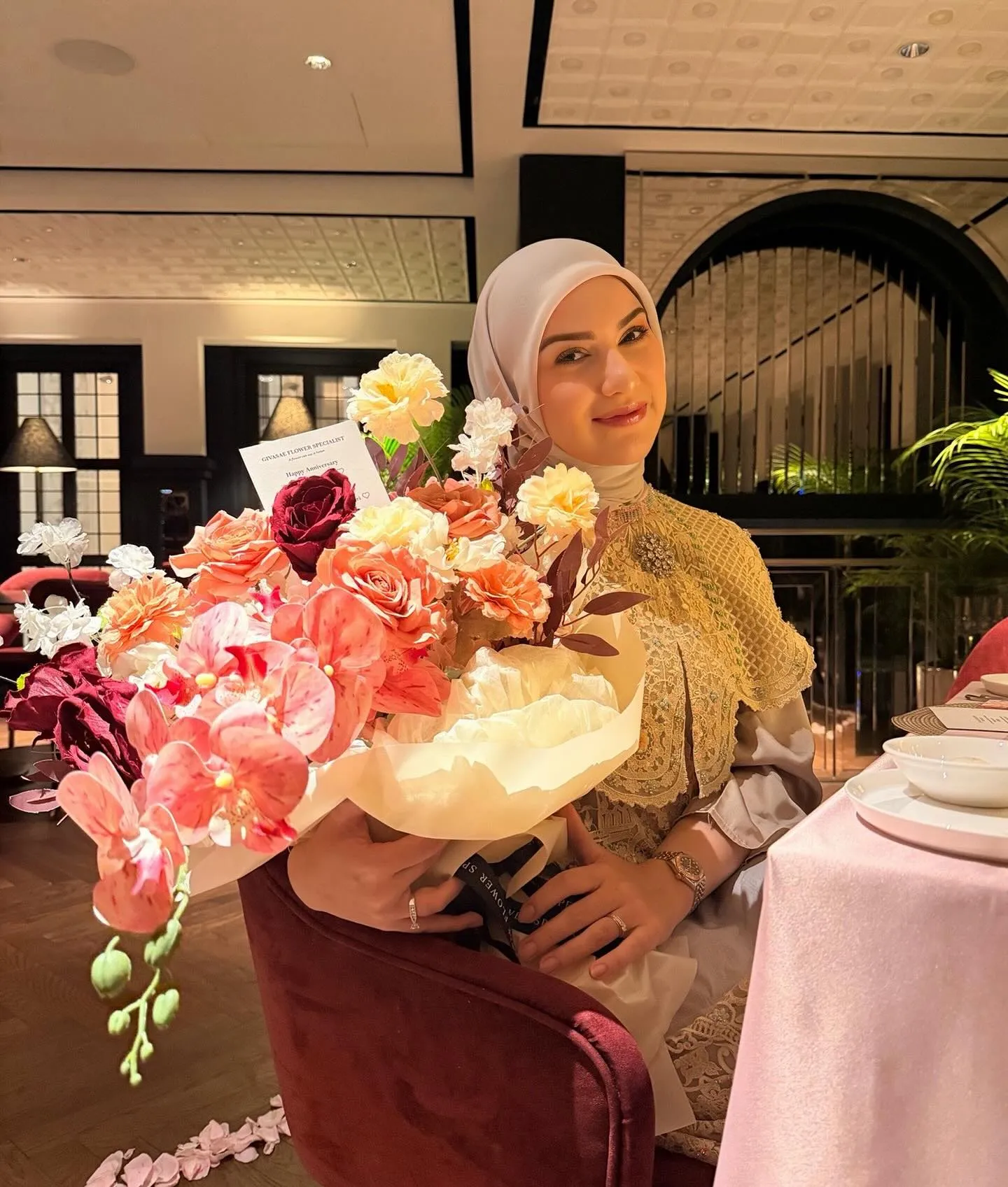 Irish Bella dapat buket bunga dari suami (credit: Instagram.com/_irishbella_/)
