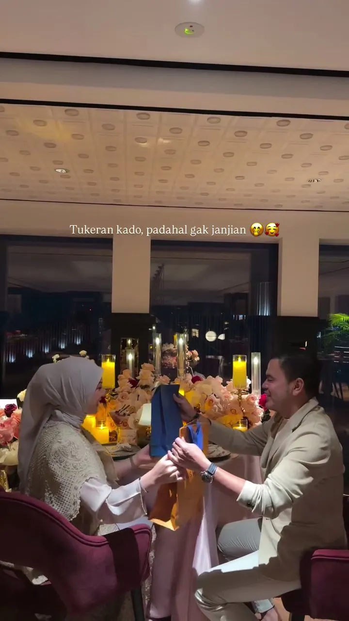 Irish Bella dan Haldy Sabri saling tukar kado  (credit: Instagram.com/_irishbella_/)