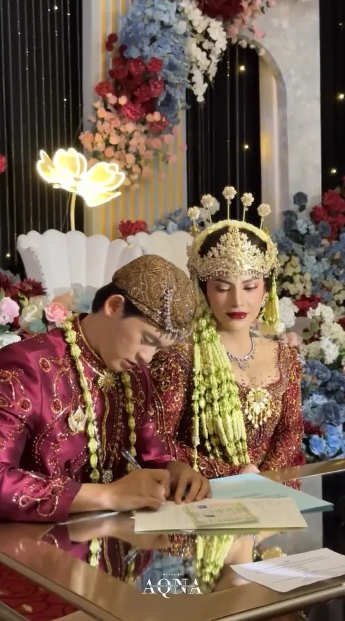 Irma Darmawangsa dan Irfan Sebastian tanda tangan berkas nikah © instagram.com/wccku_byaqna