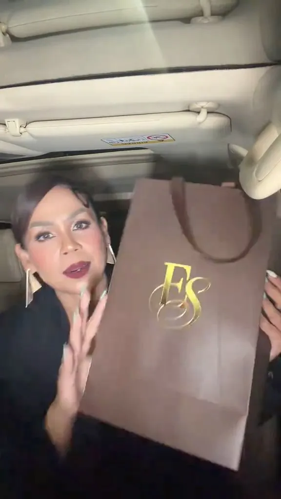 Melaney Ricardo perlihatkan hampers resepsi El Rumi dan Syifa Hadju (credit: tiktok.com/melaney_ricardo/)