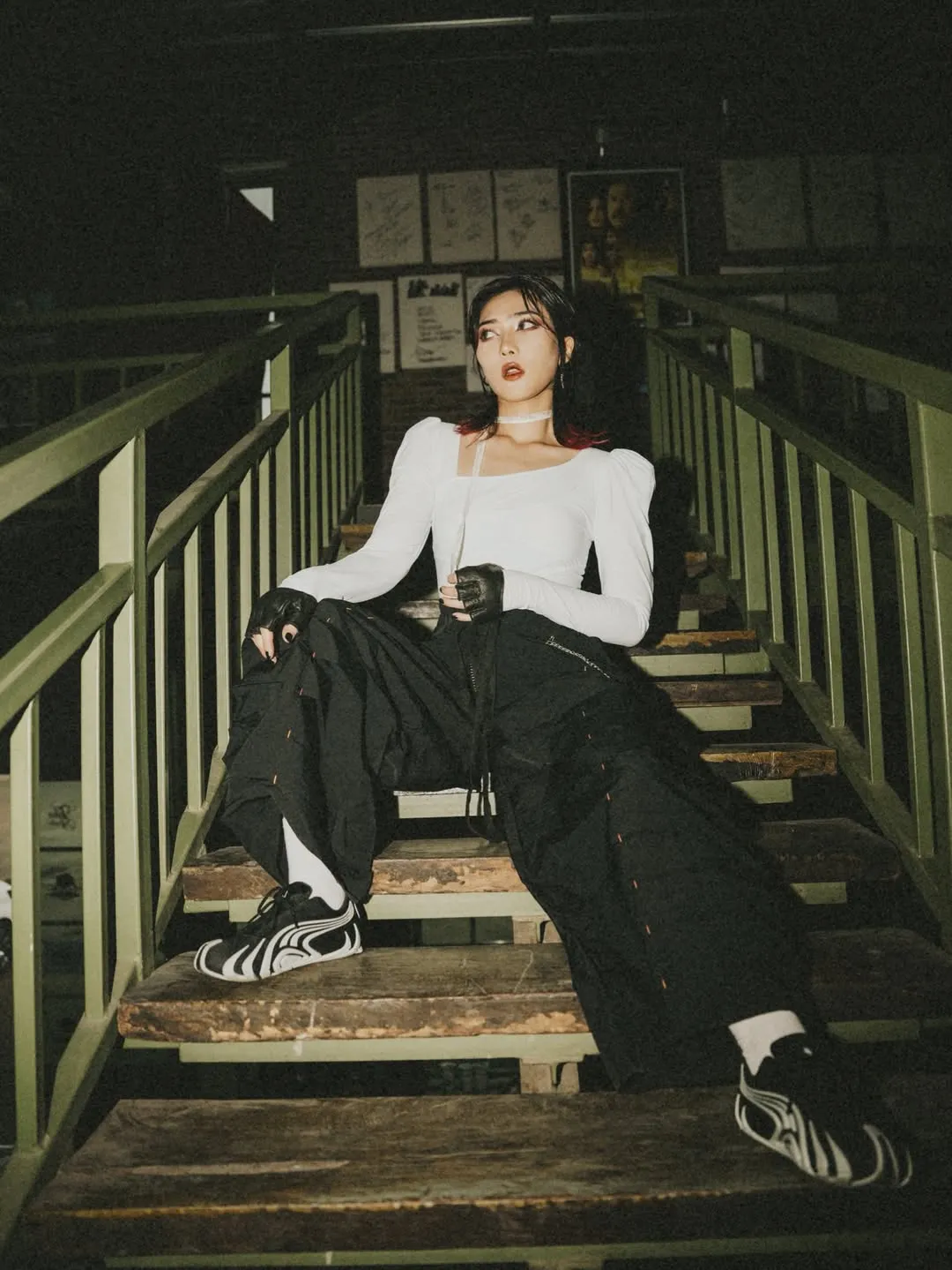 Isyana Sarasvati tampil dengan outfit putih dan hitam (credit: Instagram.com/isyanasarasvati/)