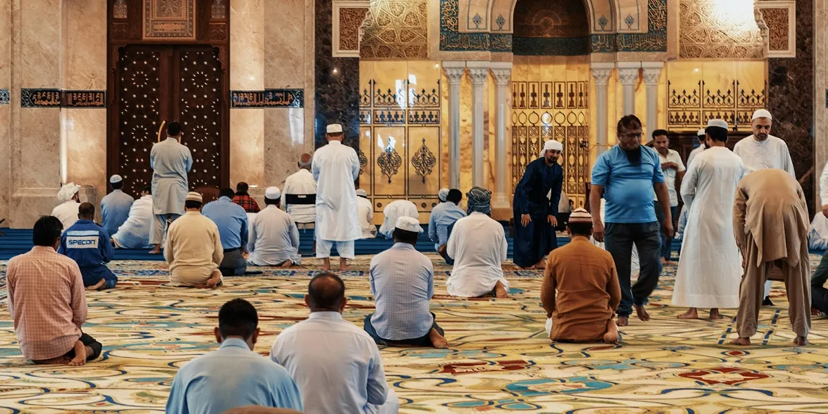 Suasana umat Muslim beribadah di masjid saat menjalankan itikaf (credit:unsplash.com/@rumanamin)