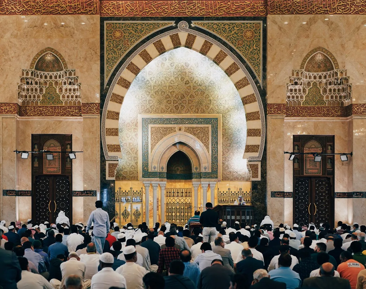 Jamaah membaca Al-Qur'an dan berzikir di dalam masjid (credit:/unsplash.com/@rumanamin)