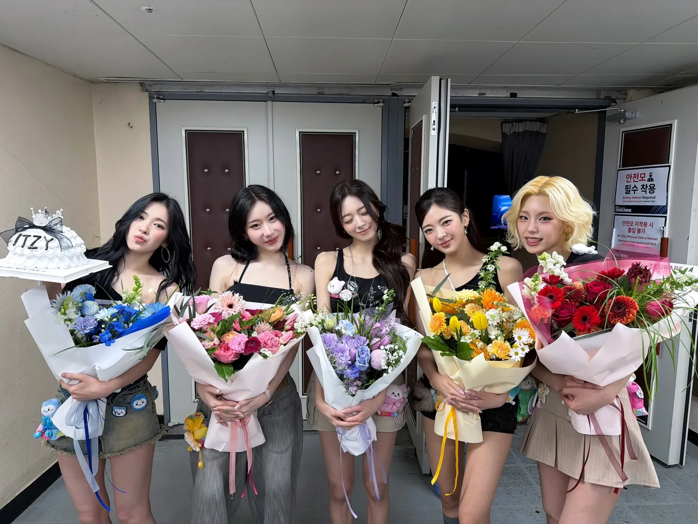 ITZY tampil cantik sambil memegang bucket bunga/Instagram.com/itzy.all.in.us