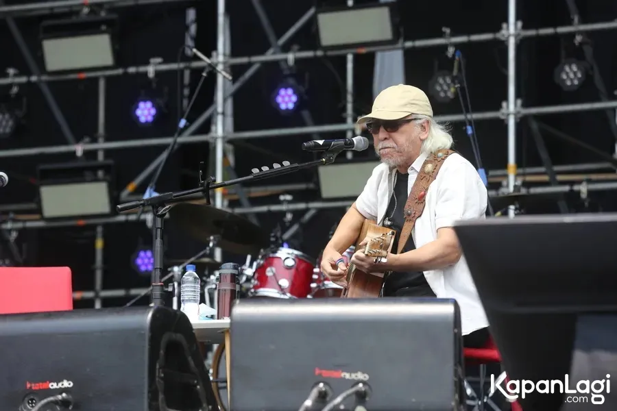Iwan Fals di panggung © KapanLagi.com/Adrian Utama Putra