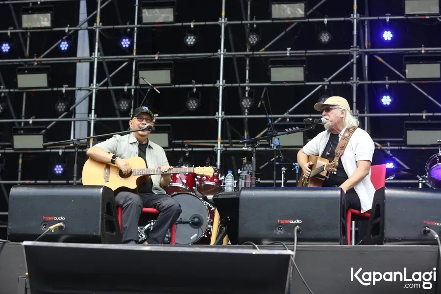Iwan Fals dan Ebiet G Ade duet © KapanLagi.com/Adrian Utama Putra