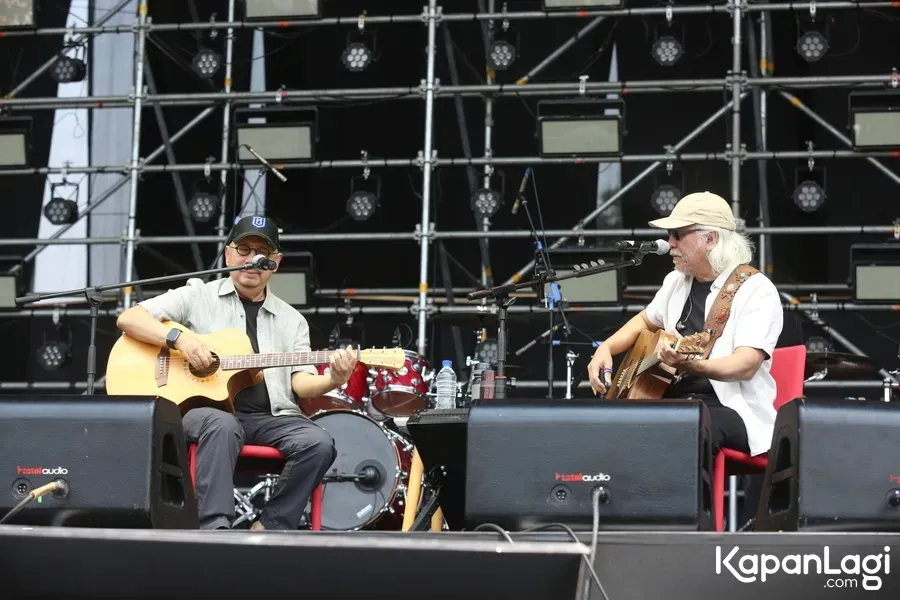 Iwan Fals di panggung © KapanLagi.com/Adrian Utama Putra