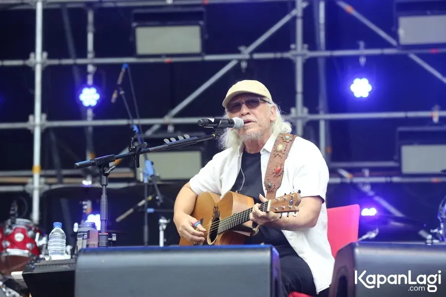 Iwan Fals bermain gitar © KapanLagi.com/Adrian Utama Putra