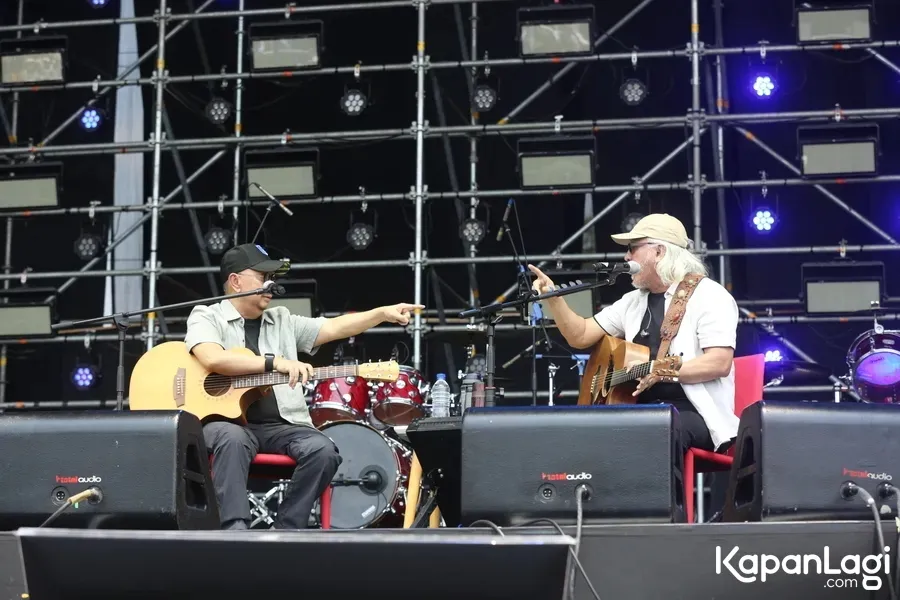 Iwan Fals dan Ebiet duet © KapanLagi.com/Adrian Utama Putra