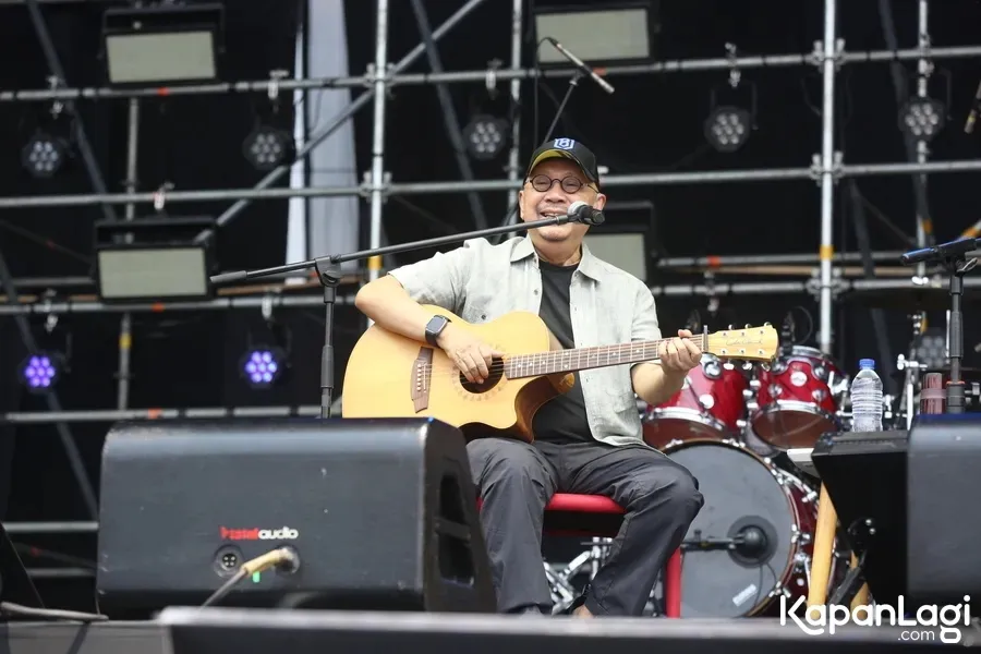 Ebiet G Ade di panggung © KapanLagi.com/Adrian Utama Putra