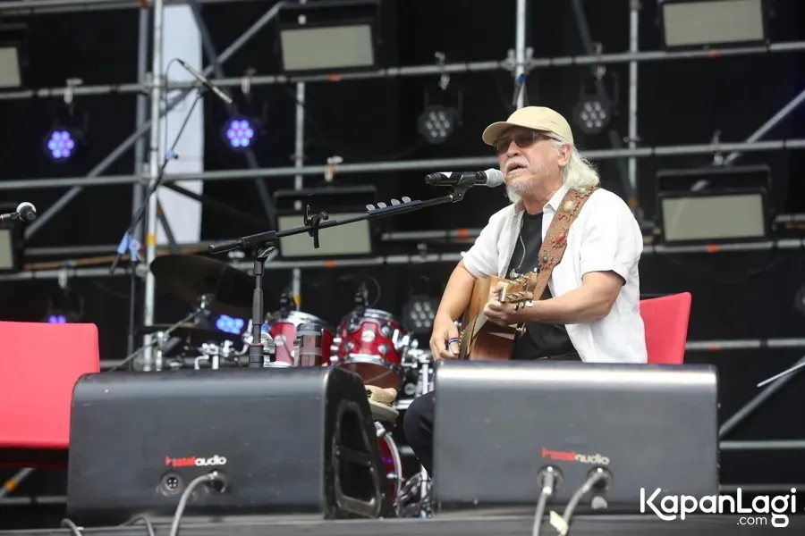 Iwan Fals main gitar © KapanLagi.com/Adrian Utama Putra