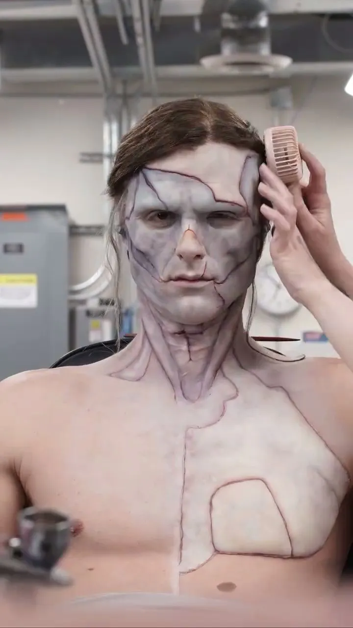 Transformasi Menjadi Monster Frankenstein yang Ikonik  (credit: Instagram.com/netflixca)