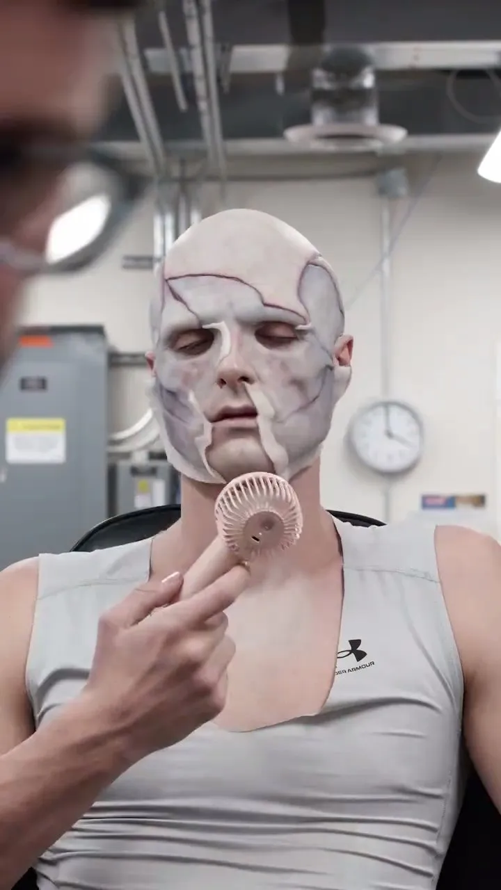 Detail 42 Prostetik untuk Penampilan Total  (credit: Instagram.com/netflixca)