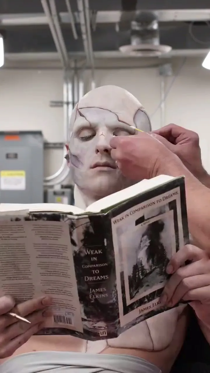 Mengisi Waktu Selama Sesi Riasan Panjang  (credit: Instagram.com/netflixca)