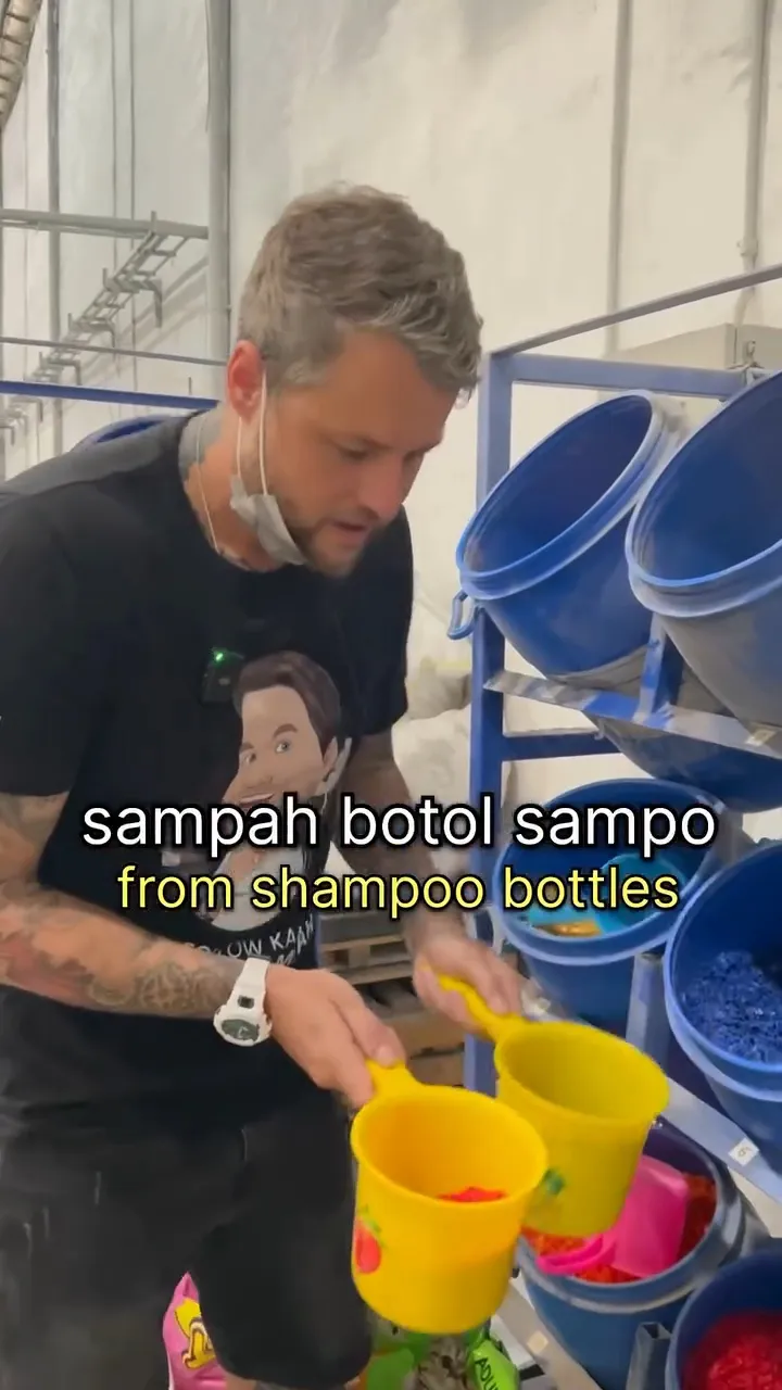 Tahap Pencacahan dan Pembersihan Limbah Plastik (credit: instagram/bule_sampah)