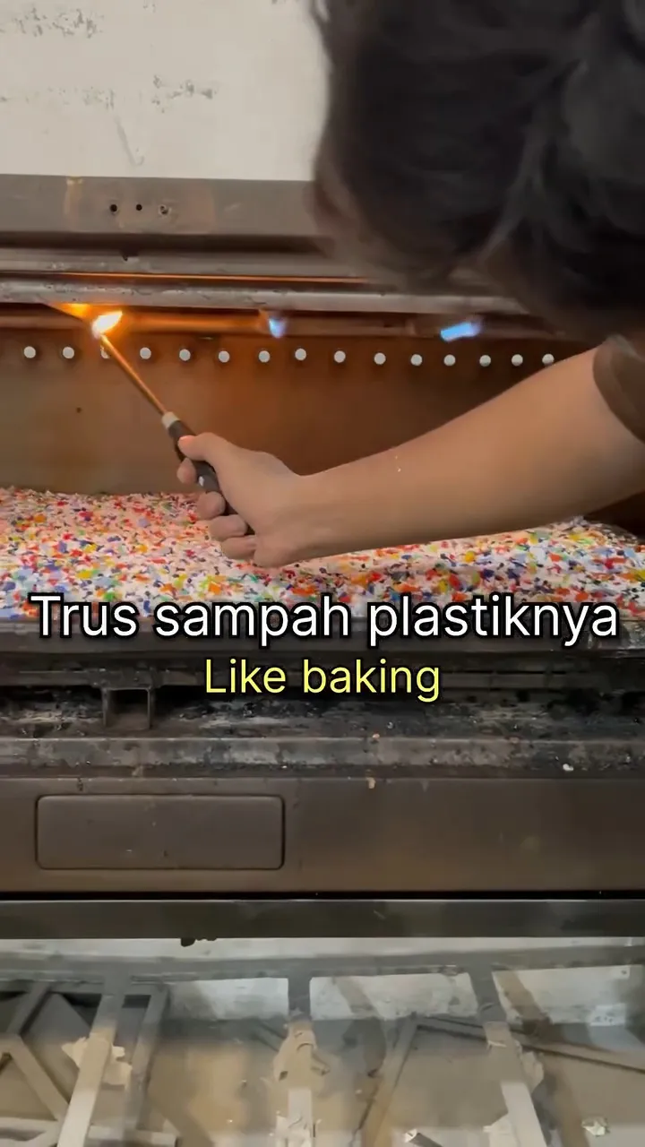 Proses Pemanggangan Menjadi Papan Plastik (credit: instagram/bule_sampah)