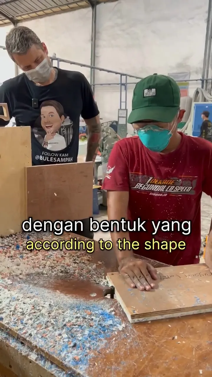 Pemotongan dan Pemolesan Produk Furnitur  (credit: instagram/bule_sampah)