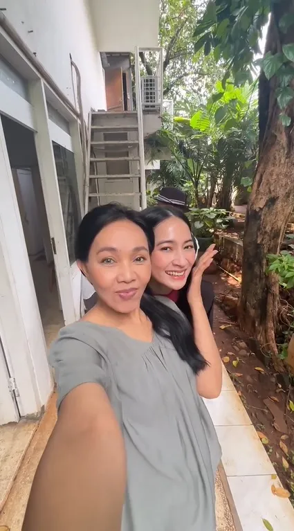 Jadi Ibu dan Anak di Film SHUTTER (credit: instagram/dewigita01)