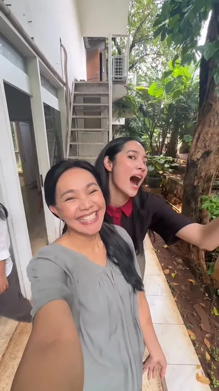 Jadi Ibu dan Anak di Film SHUTTER (credit: instagram/dewigita01)