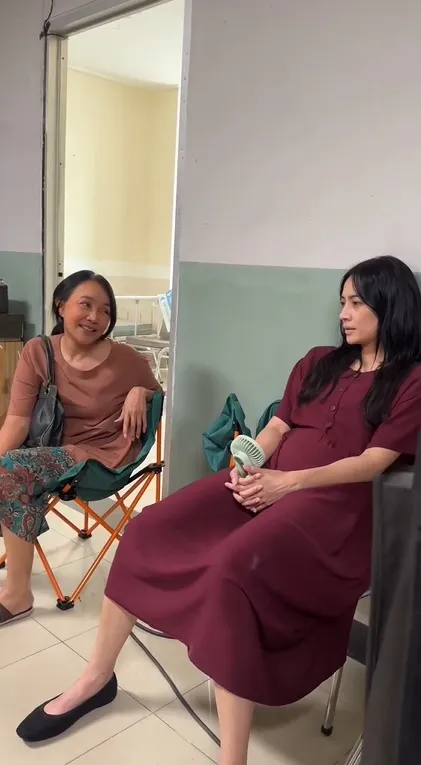 Jadi Ibu dan Anak di Film SHUTTER (credit: instagram/dewigita01)