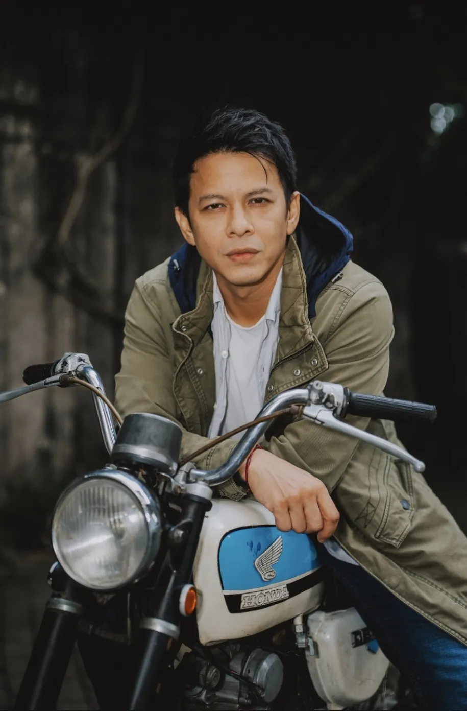 Ariel NOAH bersandar ke motor © istimewa