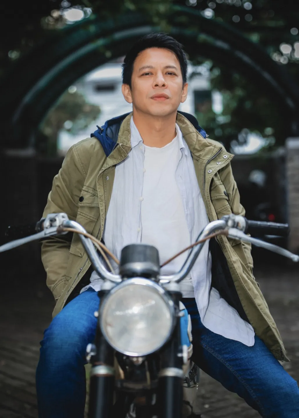 Ariel NOAH pakai baju putih di atas motor © istimewa