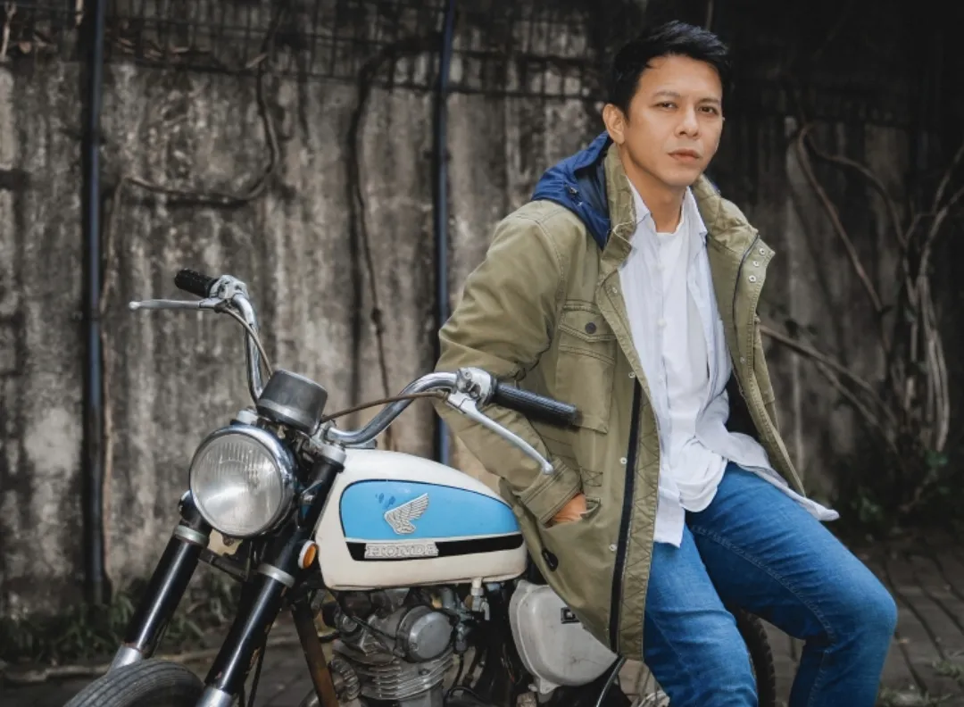 Ariel pakai jaket hijau di atas motor © instagram.com/arielnoah