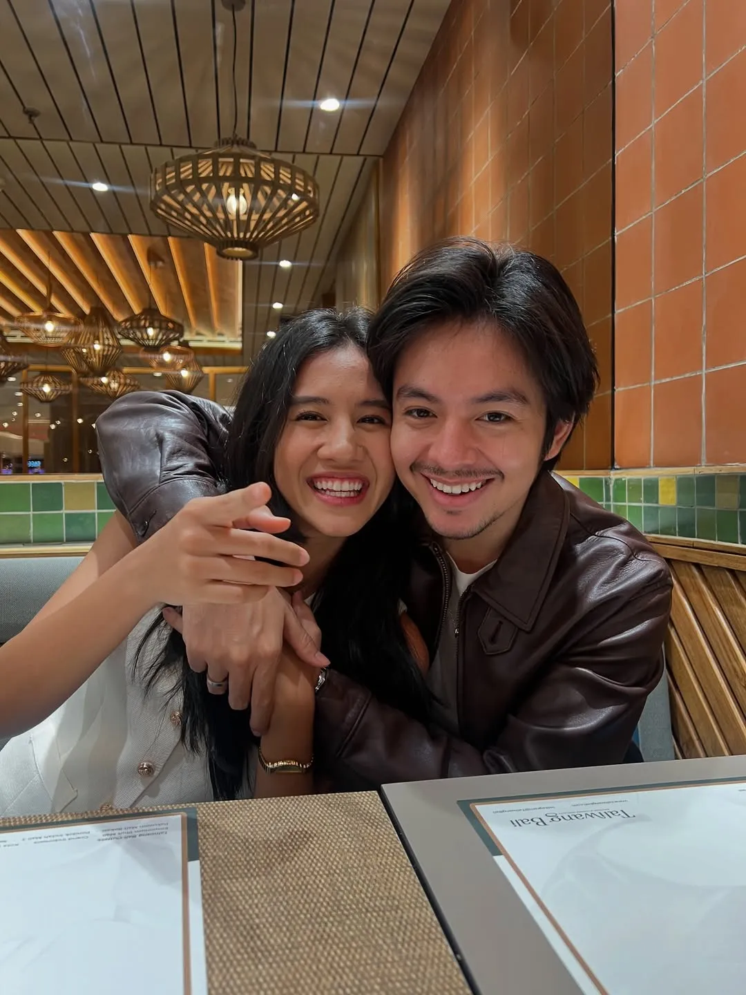 Momen Manis Angga dan Istri (credit:Instagram.com/angga)