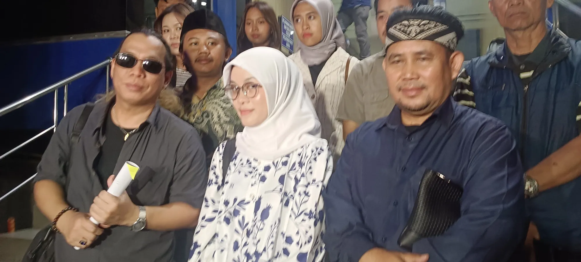 Ayu Chairun Nurisa  pakai hijab putih © KapanLagi.com/Sahal Fadhli