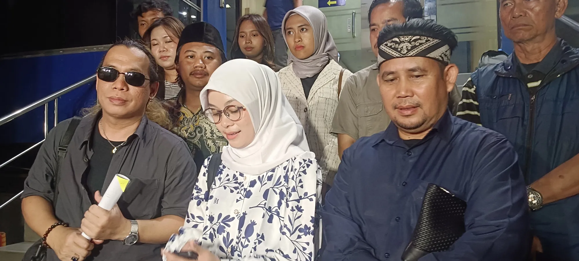 Ayu Chairun Nurisa pakai baju putih biru © KapanLagi.com/Sahal Fadhli