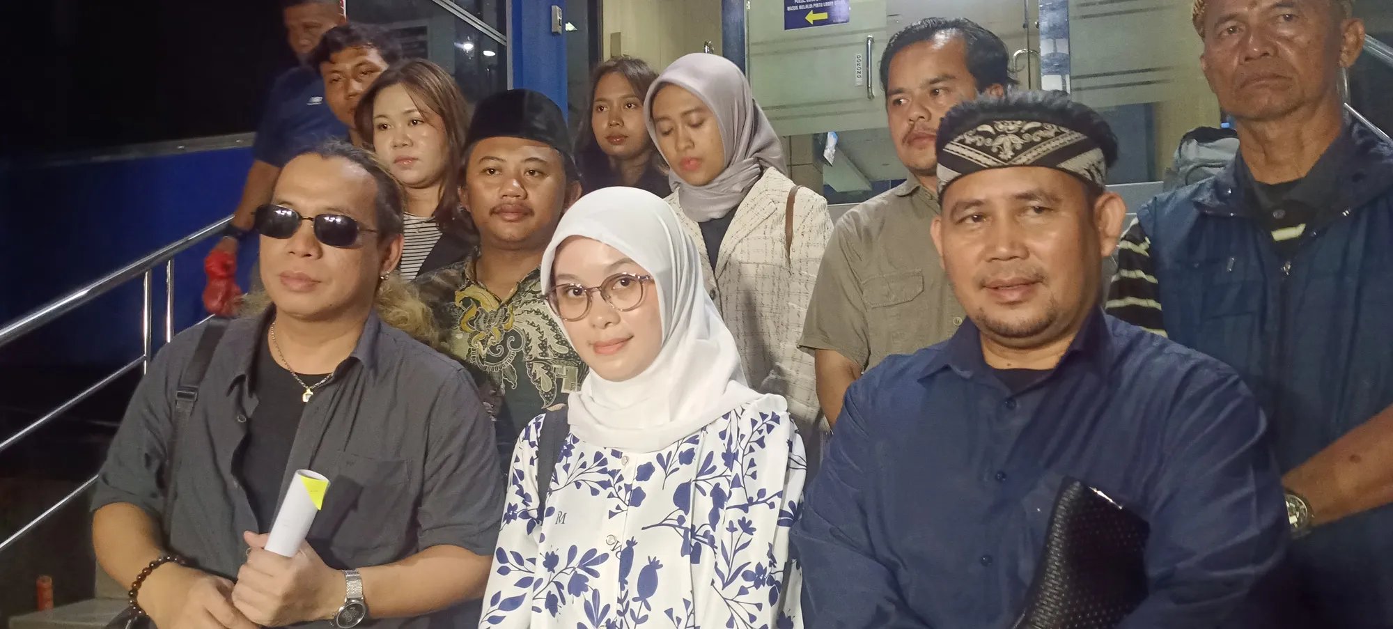 Ayu Chairun Nurisa didampingi banyak orang © KapanLagi.com/Sahal Fadhli
