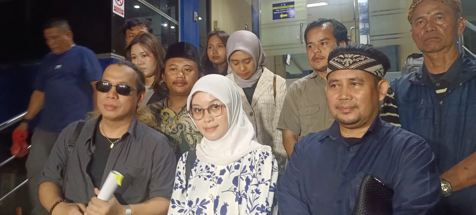 Ayu Chairun Nurisa pakai kacamata © KapanLagi.com/Sahal Fadhli