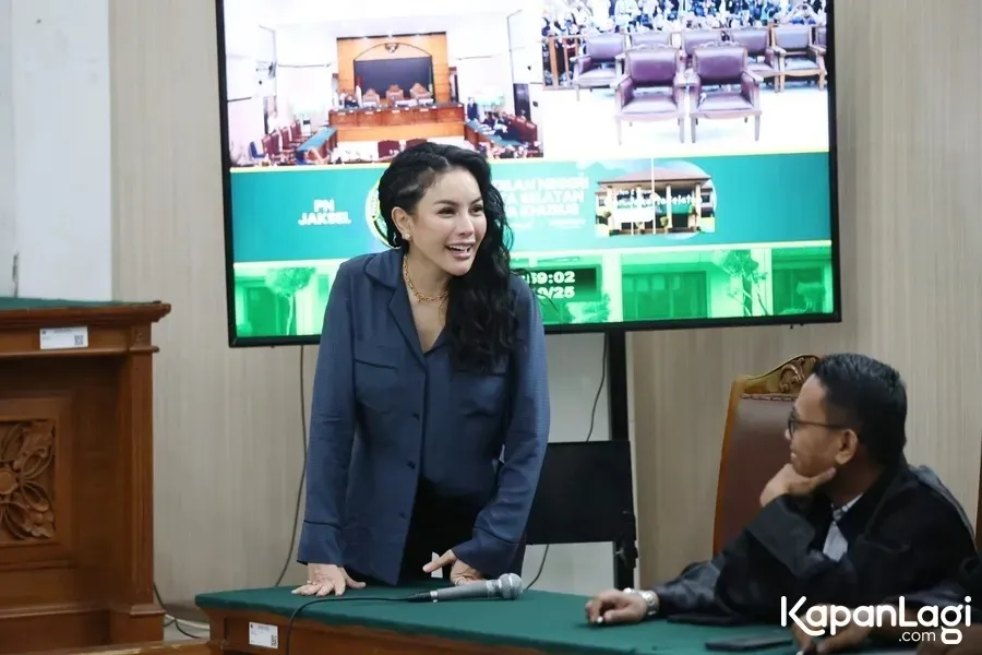 Nikita Mirzani Berdiri dari Kursi © KapanLagi.com/Budy Santoso