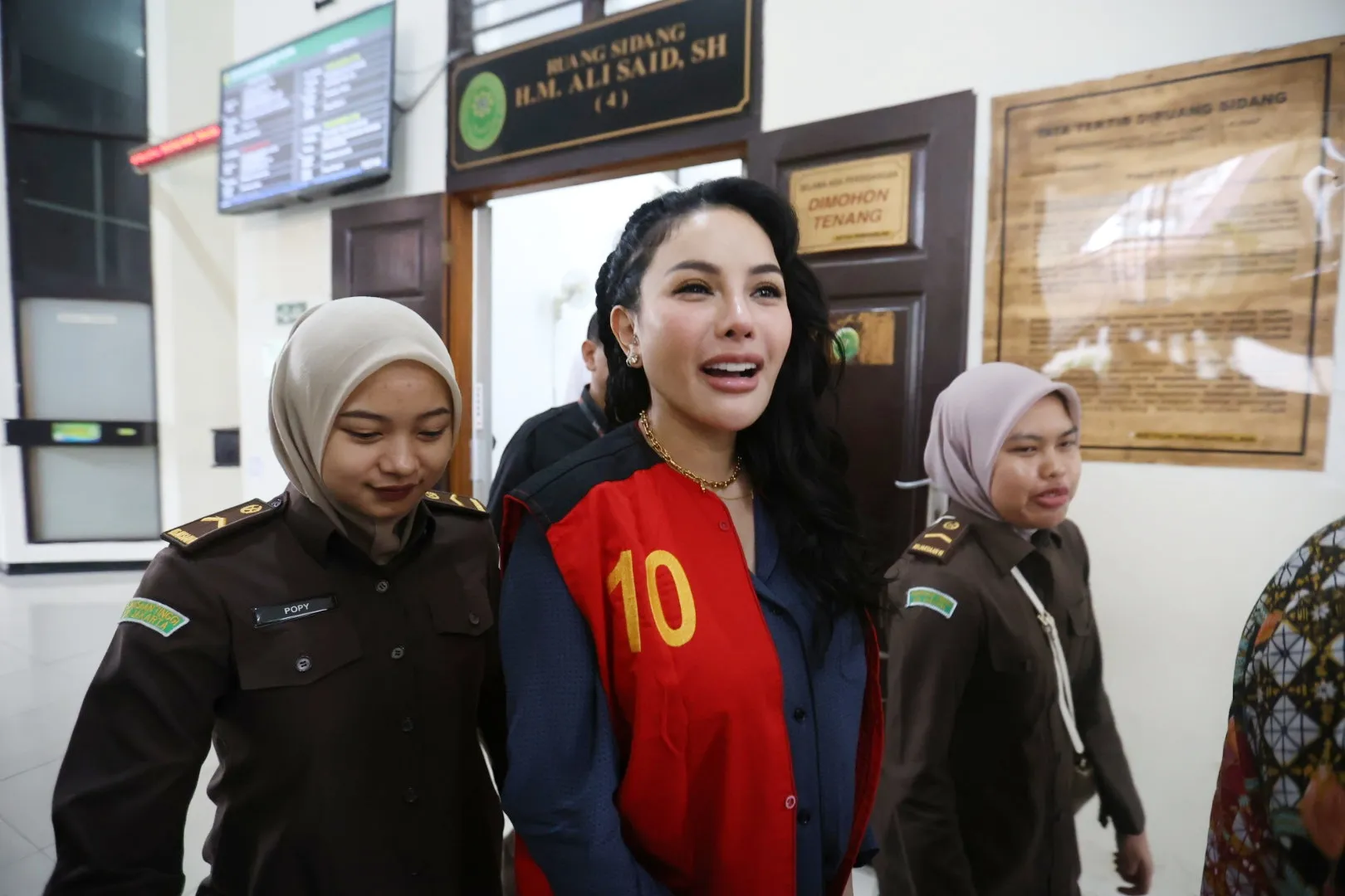 Nikita Mirzani Pakai Rompi Tahanan (cr:KapanLagi.com/Budy Santoso)