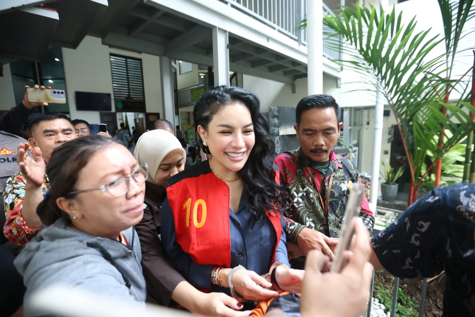 Nikita Mirzani di Depan Awak Media (cr:KapanLagi.com/Budy Santoso)